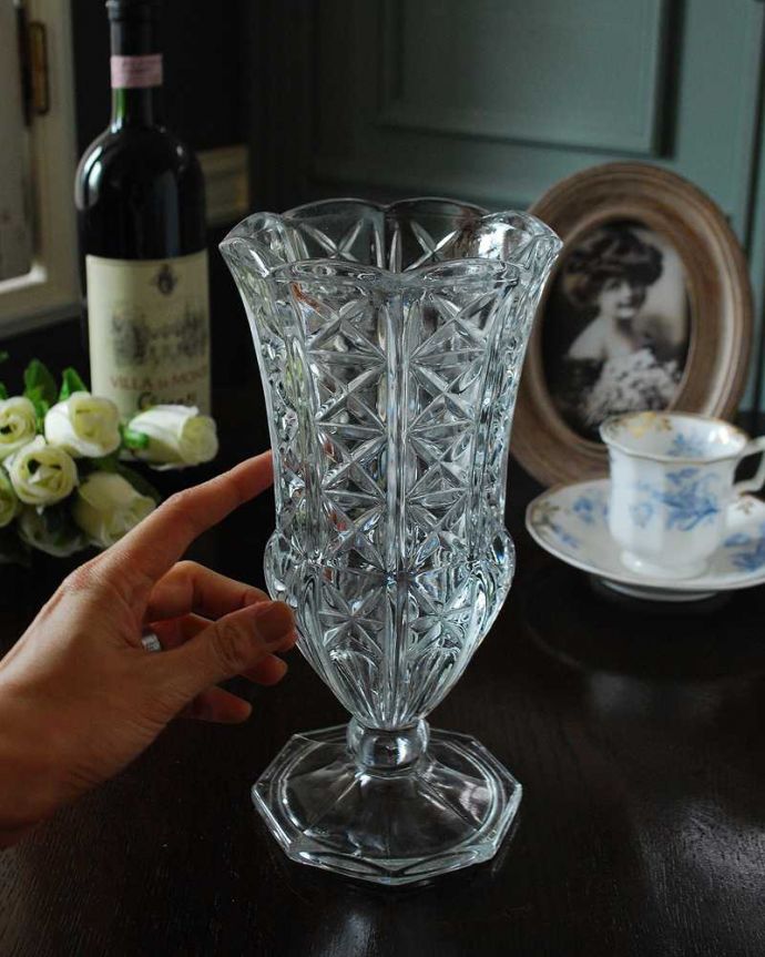 アンティーク 雑貨のガラス小物　アンティーク雑貨　華やかなカッティングの花器、アンティークプレスドグラス（フラワーベース）。キラキラ輝く美しさ置いておくだけでも絵になるデザイン。(pg-5271)