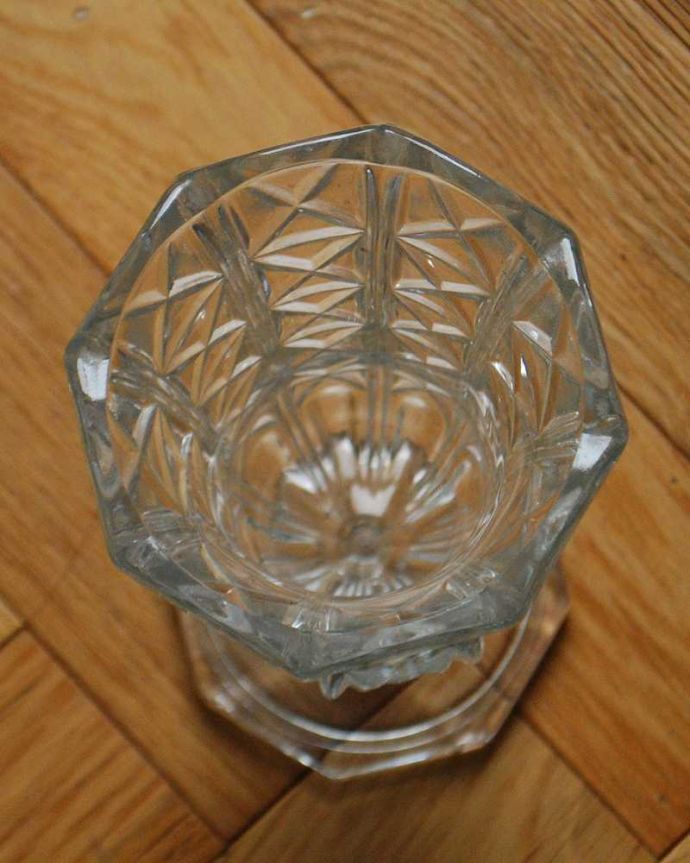 アンティーク 雑貨のガラス小物　アンティーク雑貨　華やかなカッティングの花器、アンティークプレスドグラス（フラワーベース）。上から見て中をチェックアンティークなので多少の欠けやキズがある場合がありますが、使用上問題ありませんのでご了承下さい。(pg-5271)