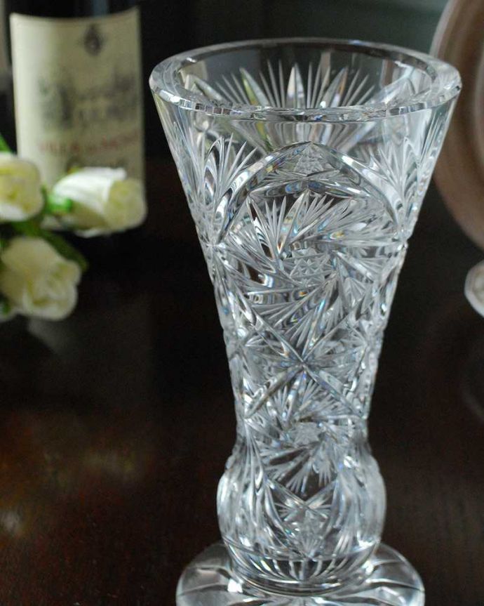 アンティーク 雑貨のガラス小物　アンティーク雑貨　繊細なカッティングがキラッと輝く、アンティークフラワーベース（花器）。普段の生活にパッと華を添えてくれるアンティーク気軽に使えるアンティークのプレスドグラスの中で、もっとも英国らしいアイテムの花器。(pg-5273)