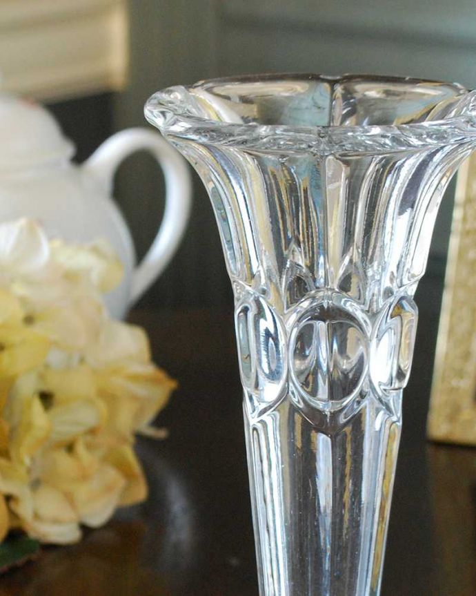 アンティーク 雑貨のガラス小物　アンティーク雑貨　大きな水玉模様が付いたアンティークプレスドグラス（フラワーベース）。普段の生活にパッと華を添えてくれるアンティーク気軽に使えるアンティークのプレスドグラスの中で、もっとも英国らしいアイテムの花器。(pg-5276)