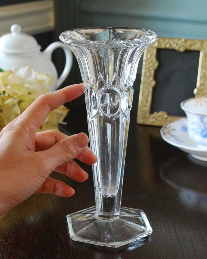 アンティーク 雑貨のガラス小物　アンティーク雑貨　大きな水玉模様が付いたアンティークプレスドグラス（フラワーベース）。キラキラ輝く美しさ置いておくだけでも絵になるデザイン。(pg-5276)
