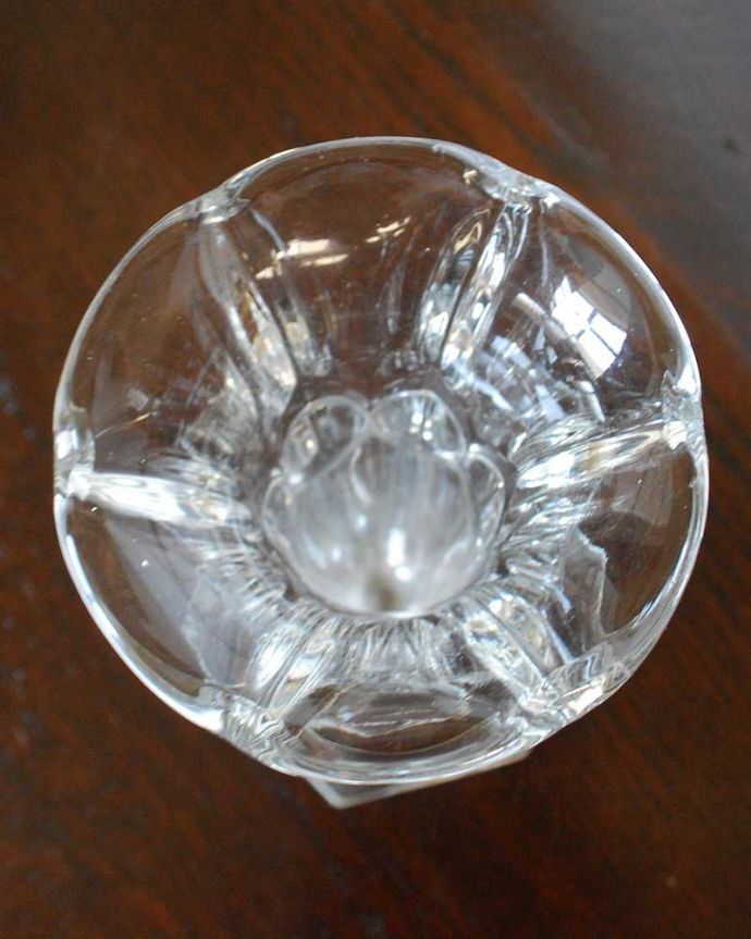アンティーク 雑貨のガラス小物　アンティーク雑貨　大きな水玉模様が付いたアンティークプレスドグラス（フラワーベース）。上から見て中をチェックアンティークなので多少の欠けやキズがある場合がありますが、使用上問題ありませんのでご了承下さい。(pg-5276)