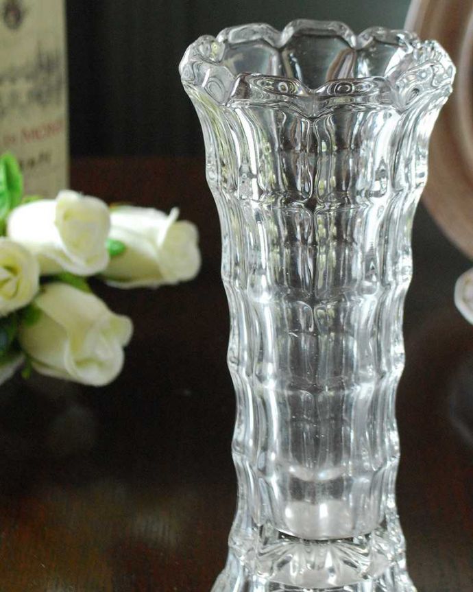 アンティーク 雑貨のガラス小物　アンティーク雑貨　お花が咲いた様な可愛いフラワーベース、アンティークプレスドグラス。お花を入れずに眺めているだけで幸せな時間アンティークのガラスは成分が今のものと違うので、置いておくだけでキラキラ輝いて楽しめます。(pg-5277)