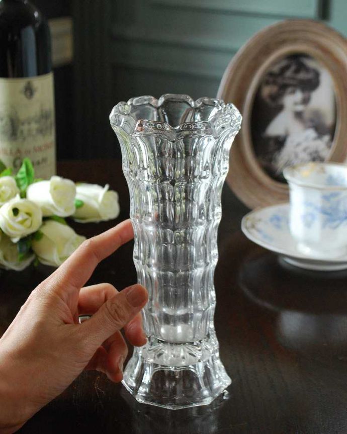 アンティーク 雑貨のガラス小物　アンティーク雑貨　お花が咲いた様な可愛いフラワーベース、アンティークプレスドグラス。気軽に使えるフラワーベース英国らしくいろんなサイズが見つかる花器。(pg-5277)