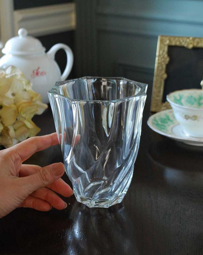 アンティーク 雑貨のガラス小物　アンティーク雑貨　英国アンティークの雑貨、プレスドグラスのフラワーベース。気軽に使えるフラワーベース英国らしくいろんなサイズが見つかる花器。(pg-5280)