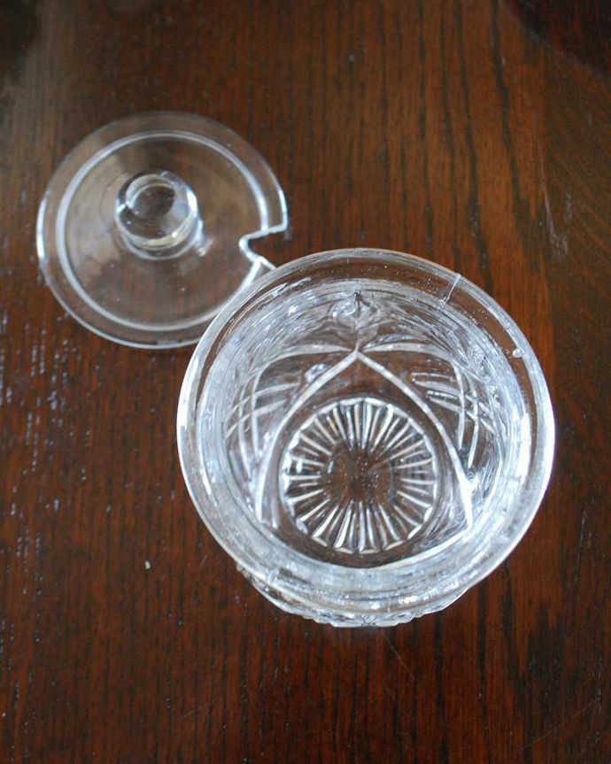 アンティーク 雑貨のガラス小物　アンティーク雑貨　ティータイムが華やかになるアンティークプレスドグラス、シュガーポット。ふたをとって中をのぞいてみると･･･アンティークのため、多少の欠け・傷がある場合がありますが、使用上問題はありませんので、ご了承下さい。(pg-5285)