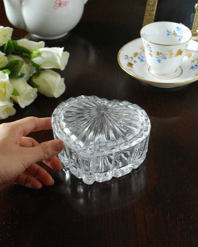 アンティーク 雑貨のガラス小物　アンティーク雑貨　ハートのかたちがキュートなアンティーク プレスドグラス、イギリス輸入のガラスケース。ふたを開ける度にドキドキキラキラに輝く小物入れ。(pg-5287)