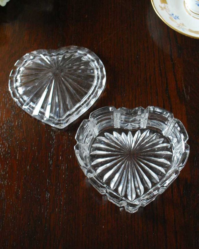 アンティーク 雑貨のガラス小物　アンティーク雑貨　ハートのかたちがキュートなアンティーク プレスドグラス、イギリス輸入のガラスケース。上から見ると･･･こんなに可愛いハート型。(pg-5287)