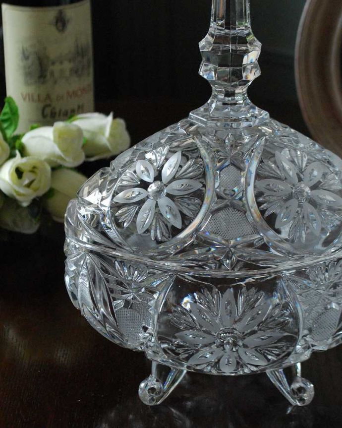 アンティーク 雑貨のガラス小物　アンティーク雑貨　たっぷりとデザインされたお花のカッティングが美しいアンティークプレスドグラス（ビスケットバロー）。ビスケットを入れるために作られたガラスの器アフタヌーンティーを楽しむ国で作られたビスケットを入れておくために作られたガラスの器、ビスケットバロー。(pg-5298)