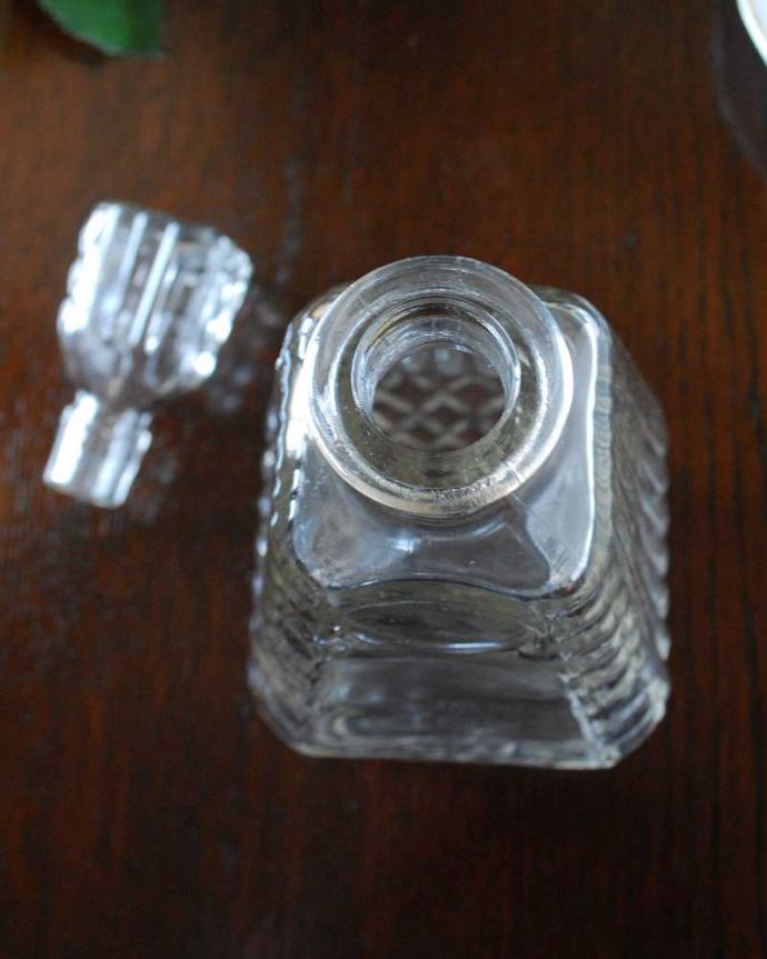 アンティーク 雑貨のガラス小物　アンティーク雑貨　蓋のカッティングまで美しいアンティーク プレスドグラス(デカンタ)。上から見るとこんな感じです。(pg-5300)