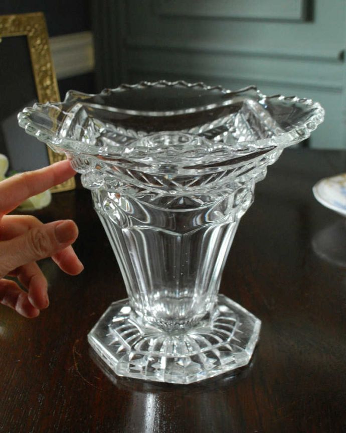 アンティーク 雑貨のガラス小物　アンティーク雑貨　ガラスの花留めがつき、大きなサイズが豪華なアンティークプレスドグラスのフラワーベース（花器）。挿すだけで誰でも簡単アレンジ切ったお花を花留めに挿すだけで、誰でもステキにアレンジメントが作れます。(pg-5303)