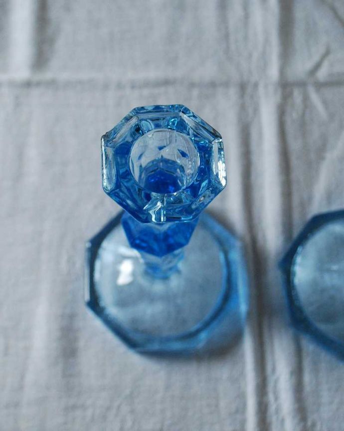 アンティーク 雑貨のガラス小物　アンティーク雑貨　透明感のある美しいブルーのアンティークプレスドグラス、キャンドルスタンドセット。上から見るとこんな感じですアンティークなので多少のキズやカケがある場合はありますが、使用上問題はありませんのでご了承下さい。(pg-5306)