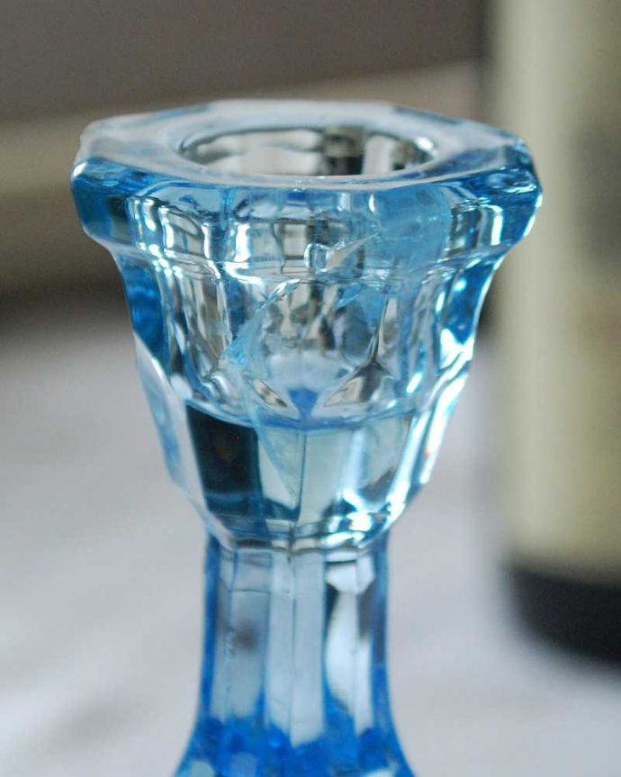 アンティーク 雑貨のガラス小物　アンティーク雑貨　透明感のある美しいブルーのアンティークプレスドグラス、キャンドルスタンドセット。カケがあったのでSALE価格ですコンディションのいいものだけを選んできましたが、目立つカケが見つかったのでSALE価格になっています。(pg-5306)