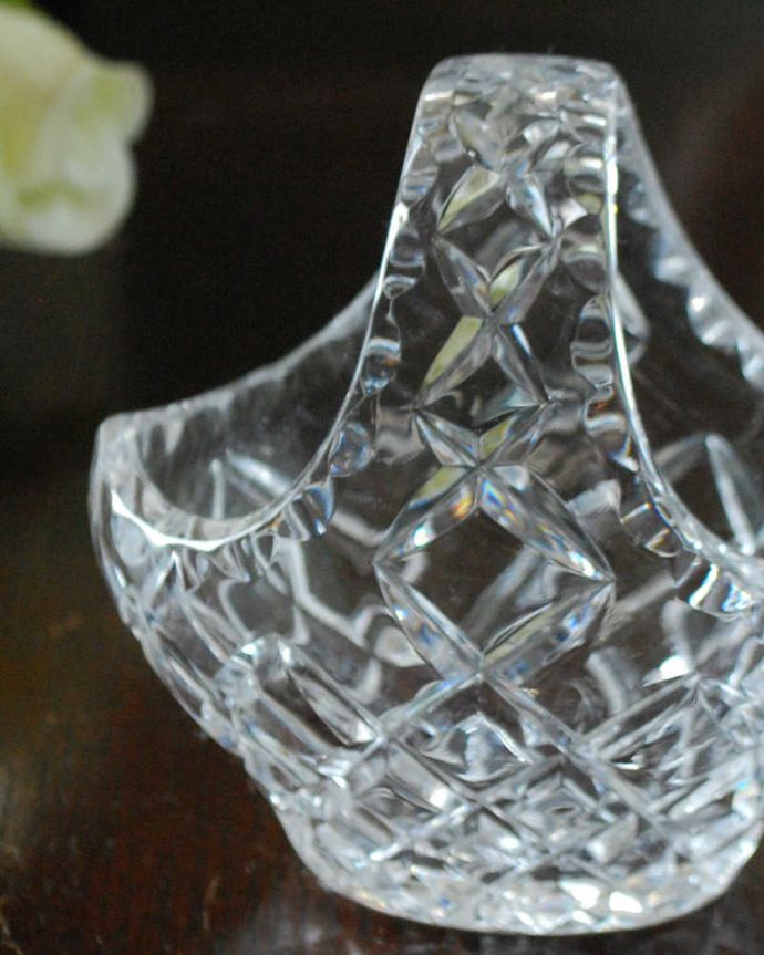アンティーク 雑貨のガラス小物　アンティーク雑貨　きらきら光るガラスのバスケット、小さなアンティーク プレスドグラス。ガラスで出来た持ち手付きの可愛いバスケット見ているだけで可愛いバスケットの形をしたアンティークのプレスドグラス。(pg-5309)
