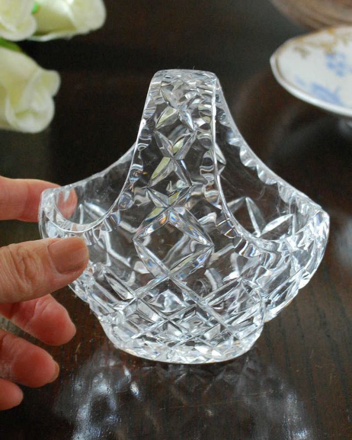 アンティーク 雑貨のガラス小物　アンティーク雑貨　きらきら光るガラスのバスケット、小さなアンティーク プレスドグラス。サイズはこれくらいです大きいものから小さいものまでサイズがいろいろあるバスケット。(pg-5309)