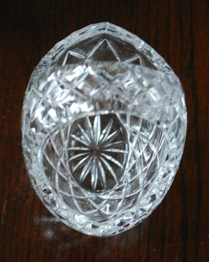 アンティーク 雑貨のガラス小物　アンティーク雑貨　きらきら光るガラスのバスケット、小さなアンティーク プレスドグラス。上から見ると･･･アンティークなので多少のキズやカケがある場合はありますが、使用上問題はありませんのでご了承下さい。(pg-5309)