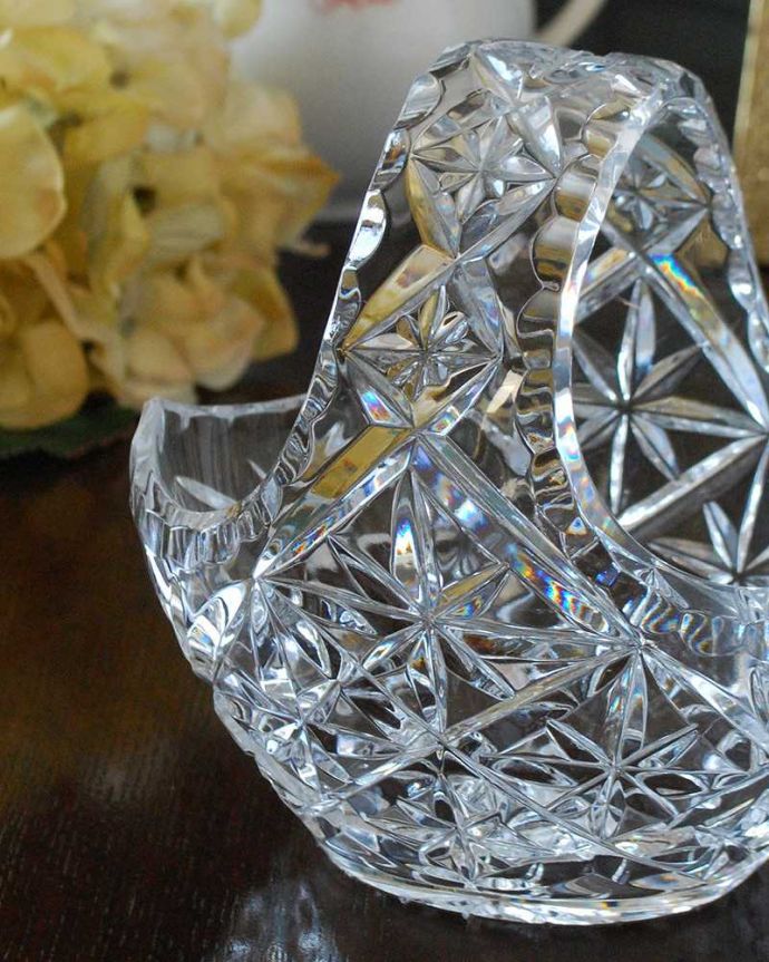 アンティーク 雑貨のガラス小物　アンティーク雑貨　小さくても輝きは特別、イギリスアンティーク プレスドグラス(バスケット)。ガラスで出来た持ち手付きの可愛いバスケット見ているだけで可愛いバスケットの形をしたアンティークのプレスドグラス。(pg-5313)