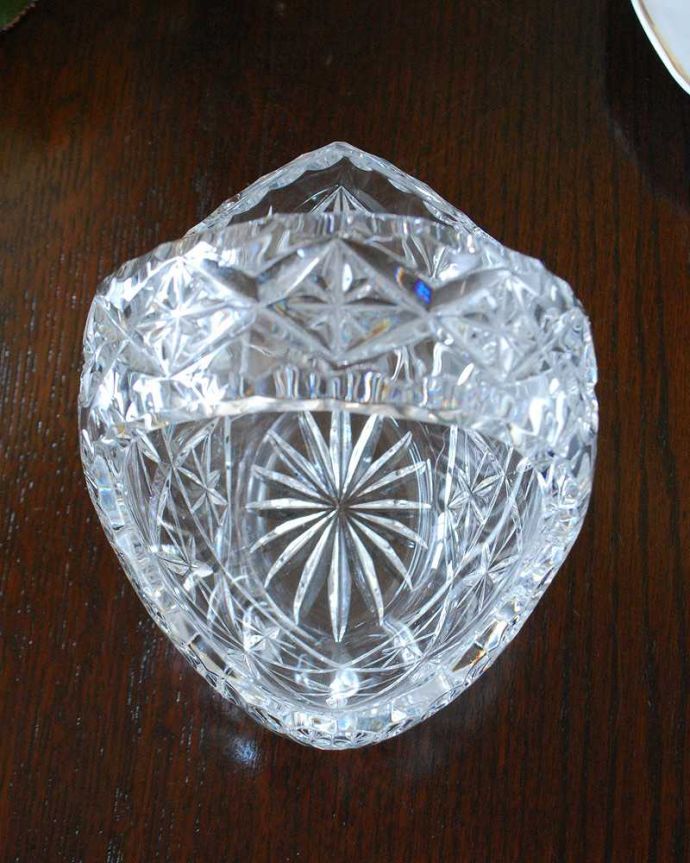 アンティーク 雑貨のガラス小物　アンティーク雑貨　小さくても輝きは特別、イギリスアンティーク プレスドグラス(バスケット)。上から見ると･･･アンティークなので多少のキズやカケがある場合はありますが、使用上問題はありませんのでご了承下さい。(pg-5313)