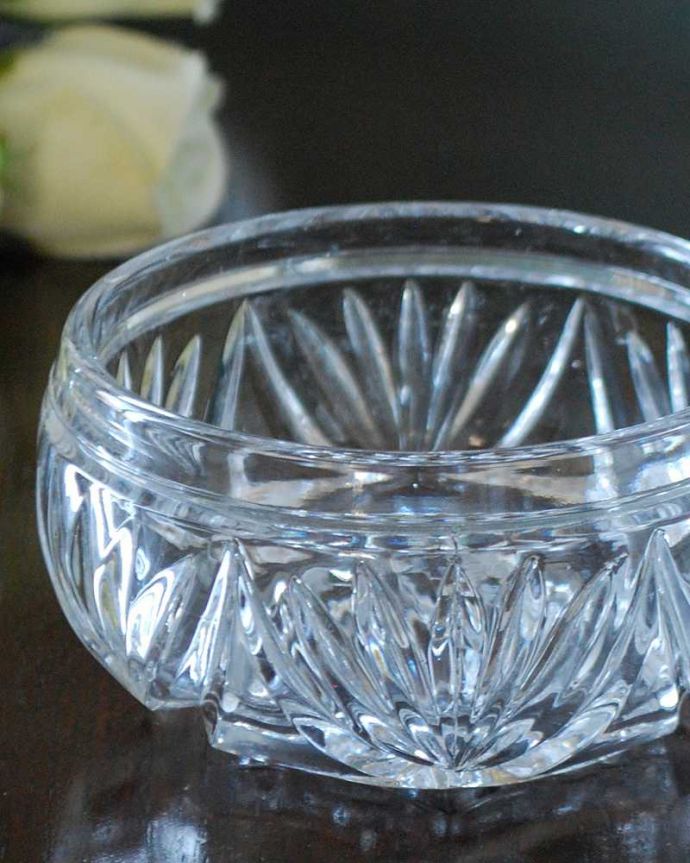 アンティーク 雑貨のガラス小物　アンティーク雑貨　華やかなカッティングが美しいガラスボウル、アンティーク プレスドグラス。食事の時間を楽しく過ごすために作られた器貴重だったガラスがプレスドグラスの発達によって気軽に手に入るようになった時代に作られたテーブルウェア。(pg-5318)