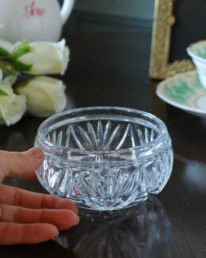アンティーク 雑貨のガラス小物　アンティーク雑貨　華やかなカッティングが美しいガラスボウル、アンティーク プレスドグラス。いろいろ便利に使えます食卓で使うのはもちろん、お花を浮かべたり、花器代わりに使ったりと自分だけの使い方を楽しんで下さい。(pg-5318)