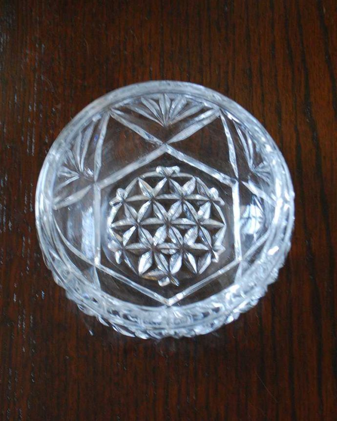 アンティーク 雑貨のガラス小物　アンティーク雑貨　華やかなカッティングが美しいガラスボウル、アンティーク プレスドグラス。上から見るとこんな感じです。(pg-5318)