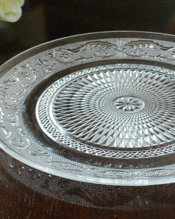 アンティーク 雑貨のガラス小物　アンティーク雑貨　繊細なカッティングが食卓を華やかにするアンティーク プレスドグラス（プレート）。食事の時間を楽しく過ごすために作られた器貴重だったガラスがプレスドグラスの発達によって気軽に手に入るようになった時代に作られたテーブルウェア。(pg-5321)