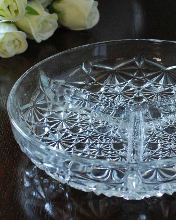 アンティーク 雑貨のガラス小物　アンティーク雑貨　イギリスのアンティークプレスドグラスのトレー、人気の仕切り付きプレート。食事の時間を楽しく過ごすために作られた器貴重だったガラスがプレスドグラスの発達によって気軽に手に入るようになった時代に作られたテーブルウェア。(pg-5322)