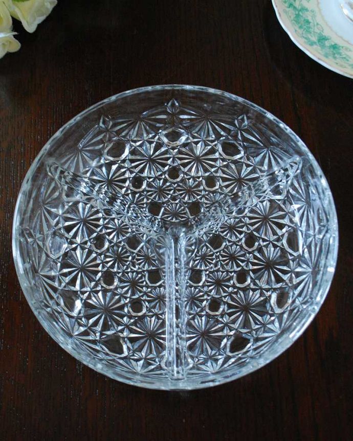 アンティーク 雑貨のガラス小物　アンティーク雑貨　イギリスのアンティークプレスドグラスのトレー、人気の仕切り付きプレート。上から見るとこんな感じです。(pg-5322)