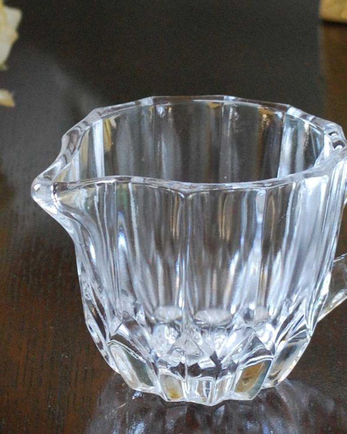 アンティーク 雑貨のガラス小物　アンティーク雑貨　ミニサイズのガラスピッチャー（ミルクポット）、アンティークのプレスドグラス。お茶の時間に欠かせないミルクピッチャーミルクティーが大好きな英国人が作ったガラスのミルクピッチャーは、たっぷりミルクが注げるようにサイズが大きめです。(pg-5327)