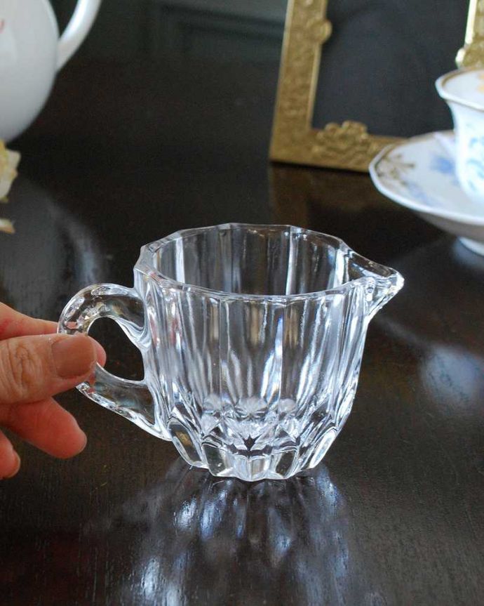 アンティーク 雑貨のガラス小物　アンティーク雑貨　ミニサイズのガラスピッチャー（ミルクポット）、アンティークのプレスドグラス。持ち手もしっかり付いています昔と同じようにミルクを入れて使うのはもちろん使い方は自由自在。(pg-5327)