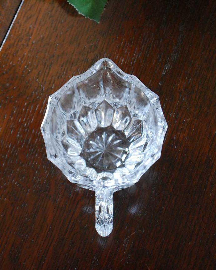 アンティーク 雑貨のガラス小物　アンティーク雑貨　ミニサイズのガラスピッチャー（ミルクポット）、アンティークのプレスドグラス。上から見るとこんな感じです。(pg-5327)