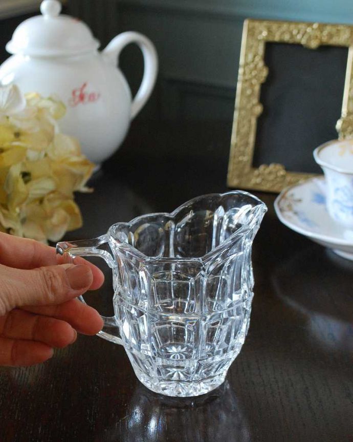 アンティーク 雑貨のガラス小物　アンティーク雑貨　アンティーク プレスドグラス 、ティータイムが楽しくなるガラスのミルクポット。持ち手もしっかり付いています昔と同じようにミルクを入れて使うのはもちろん使い方は自由自在。(pg-5329)