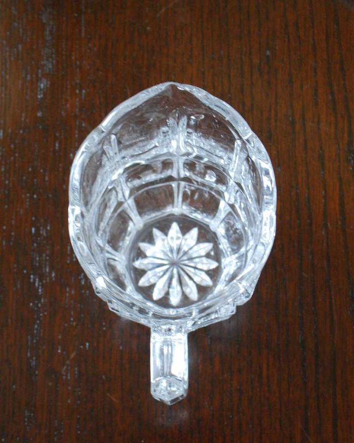 アンティーク 雑貨のガラス小物　アンティーク雑貨　アンティーク プレスドグラス 、ティータイムが楽しくなるガラスのミルクポット。上から見るとこんな感じです。(pg-5329)
