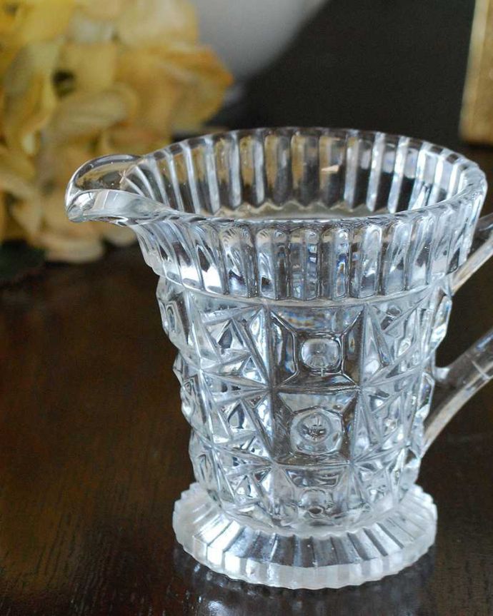 アンティーク 雑貨のガラス小物　アンティーク雑貨　ワンランク上の食卓を演出する、アンティークプレスドグラスのピッチャー(ミルクポット) 。お茶の時間に欠かせないミルクピッチャーミルクティーが大好きな英国人が作ったガラスのミルクピッチャーは、たっぷりミルクが注げるようにサイズが大きめです。(pg-5330)