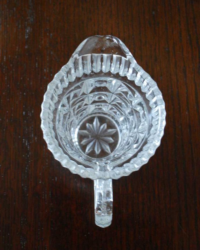 アンティーク 雑貨のガラス小物　アンティーク雑貨　ワンランク上の食卓を演出する、アンティークプレスドグラスのピッチャー(ミルクポット) 。上から見るとこんな感じです。(pg-5330)
