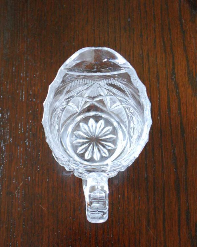 アンティーク 雑貨のガラス小物　アンティーク雑貨　縁どりのカッティングが輝くアンティークプレスドグラス、ミニピッチャー(ミルクポット) 。上から見るとこんな感じです。(pg-5331)