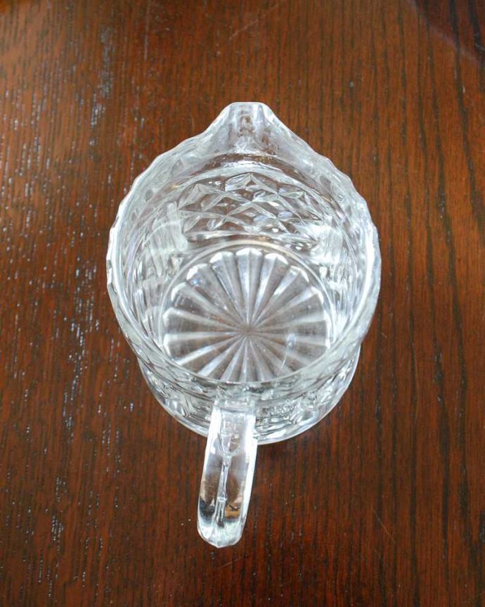 アンティーク 雑貨のガラス小物　アンティーク雑貨　テーブルセッティングには欠かせないアンティークガラスのミルクポット（ピッチャー）。上から見るとこんな感じです。(pg-5333)