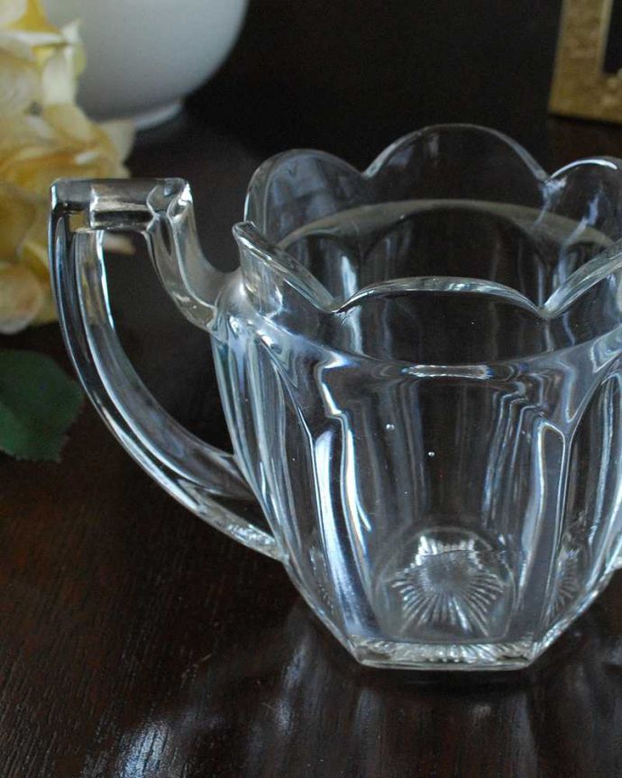 アンティーク 雑貨のガラス小物　アンティーク雑貨　英国のアンティークガラス雑貨、持ち手が付いた可愛いセロリベース　実は、セロリのために作られた器オシャレな花器に見えますが、実はセロリを立てて食卓に出すために作られた器、セロリ―ベース。(pg-5334)