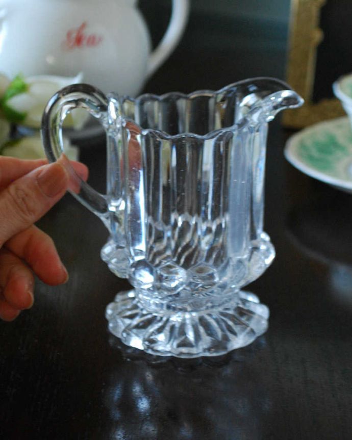 アンティーク雑貨 食卓で飾りながら使える小さなガラスピッチャー（アンティークプレスドグラス）。持ち手もしっかり付いています昔と同じようにミルクを入れて使うのはもちろん使い方は自由自在。(pg-5337)
