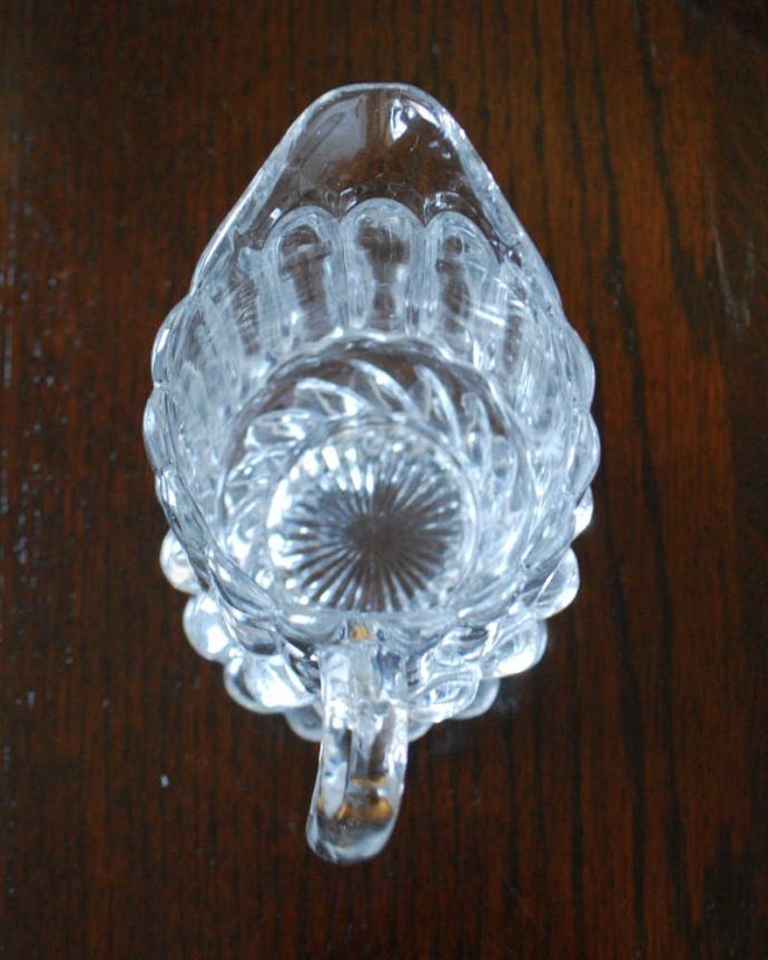 アンティーク雑貨 食卓で飾りながら使える小さなガラスピッチャー（アンティークプレスドグラス）。上から見るとこんな感じです。(pg-5337)