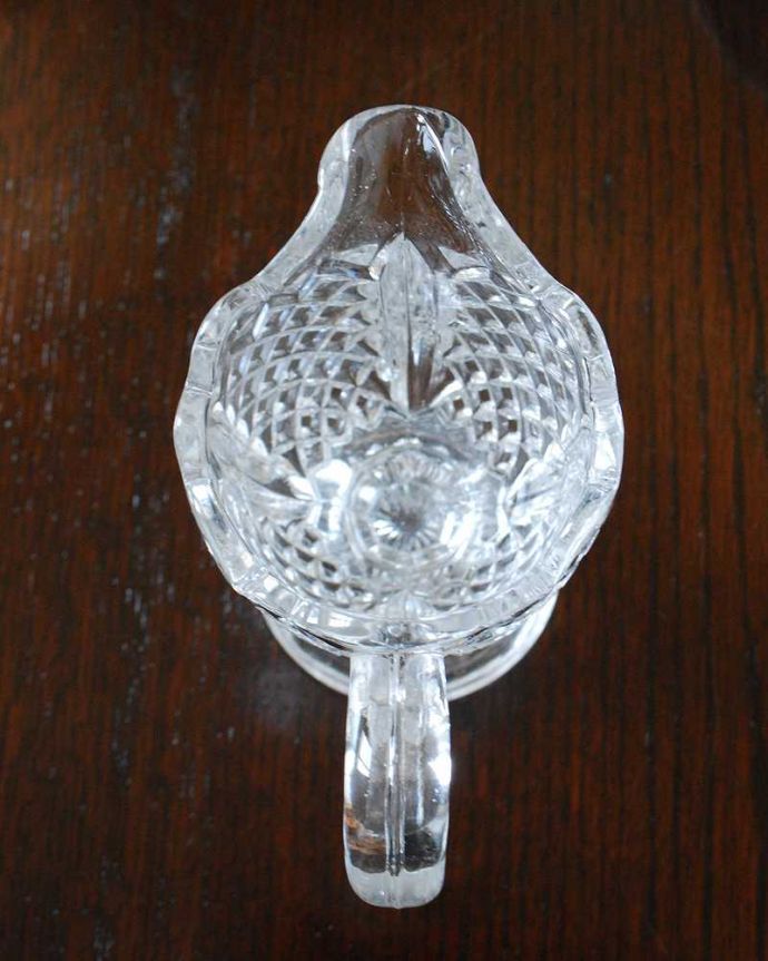 アンティーク 雑貨のガラス小物　アンティーク雑貨　ダイヤカットがきらきら輝く、可愛い脚付きのアンティーク プレスドグラス（ミルクポット）。上から見るとこんな感じです。(pg-5338)