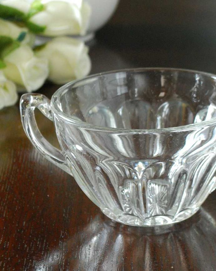 アンティーク 雑貨のガラス小物　アンティーク雑貨　両サイドに持ち手が付いたアンティークのプレスドグラス。食事の時間を楽しく過ごすために作られた器貴重だったガラスがプレスドグラスの発達によって気軽に手に入るようになった時代に作られたテーブルウェア。(pg-5340)