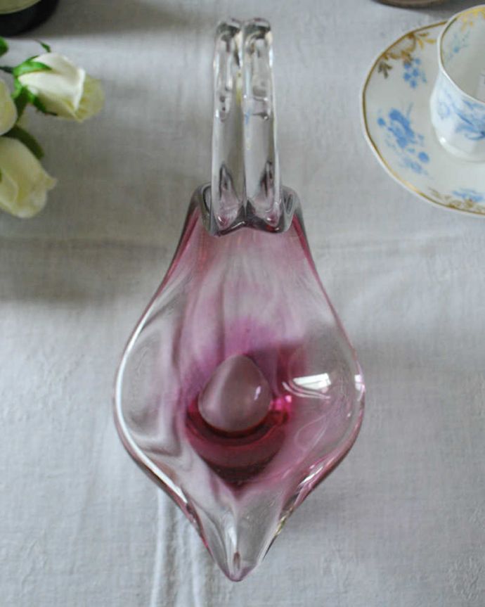 アンティーク 雑貨のガラス小物　アンティーク雑貨　フランボワーズカラーが美しいスワンのオブジェ、アンティークプレスドグラス。上から見るとこんな感じです。(pg-5342)