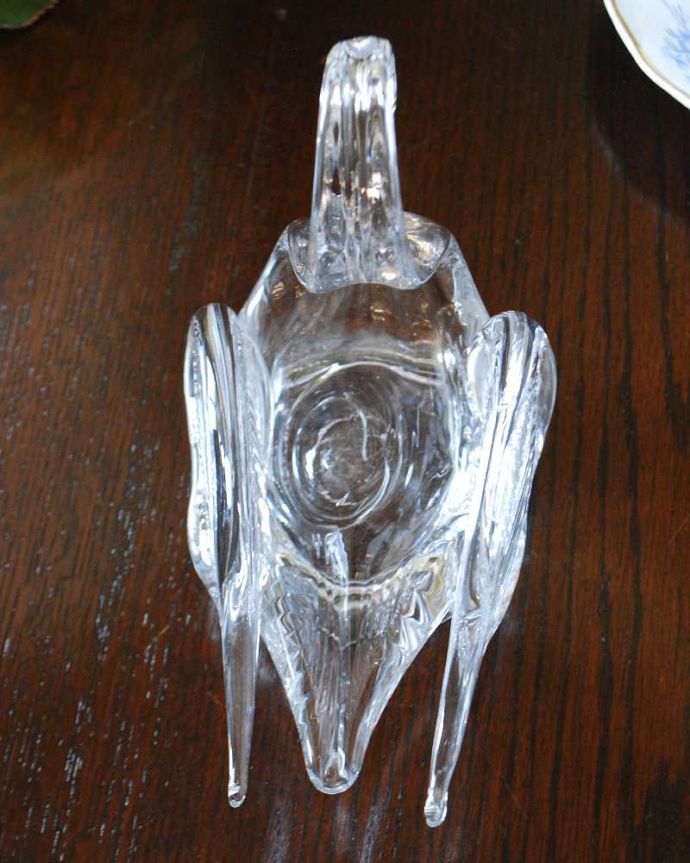 アンティーク 雑貨のガラス小物　アンティーク雑貨　優雅なスワン（白鳥）のオブジェ、アンティークプレスドグラス 。上から見るとこんな感じです。(pg-5343)