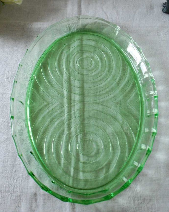 アンティーク 雑貨のガラス小物　アンティーク雑貨　食卓のアクセントになる透き通るグリーンのガラストレイ（トレー）、アンティークプレスドグラス。上から見ると、こんな形アンティークなので多少のキズやカケがある場合はありますが、使用上問題はありませんのでご了承下さい。(pg-5352)