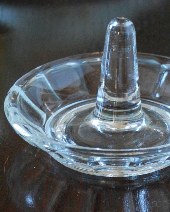 アンティーク 雑貨のガラス小物　アンティーク雑貨　イギリスで見つけたアンティークガラスのリングスタンド（プレスドグラス）。大切な指輪のために作られた場所真ん中に指輪を通して使われていたリングスタンド。(pg-5357)