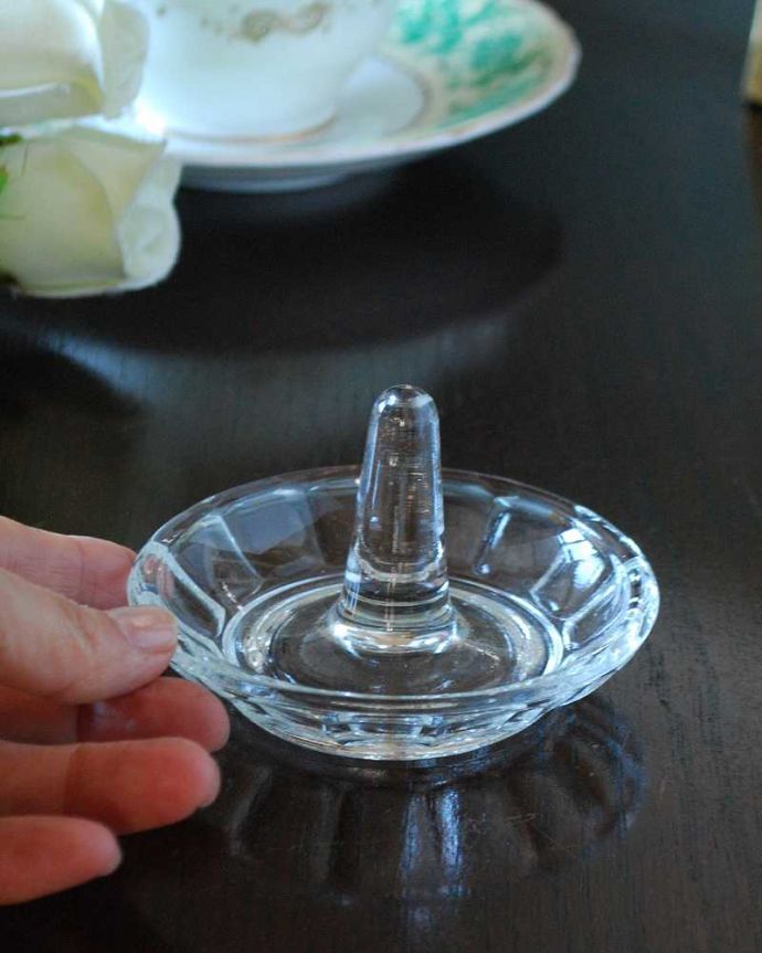 アンティーク 雑貨のガラス小物　アンティーク雑貨　イギリスで見つけたアンティークガラスのリングスタンド（プレスドグラス）。お気に入りのアクセサリーと一緒に真ん中に指輪を挿して周りにはピアスやネックレスを。(pg-5357)
