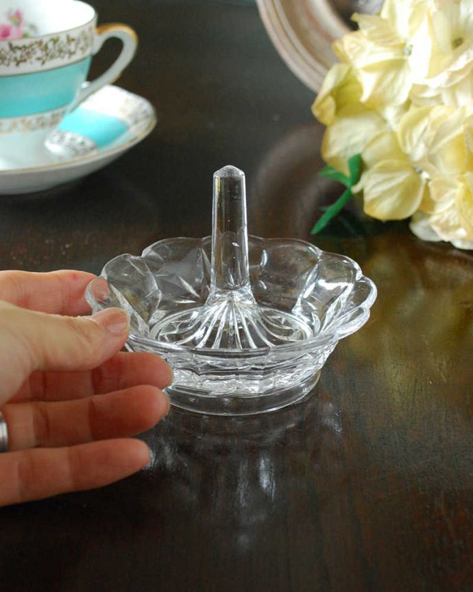 アンティーク 雑貨のガラス小物　アンティーク雑貨　お花のかたちが可愛いアクセサリートレー、アンティークガラスのリングスタンド（プレスドグラス）。お気に入りのアクセサリーと一緒に真ん中に指輪を挿して周りにはピアスやネックレスを。(pg-5358)