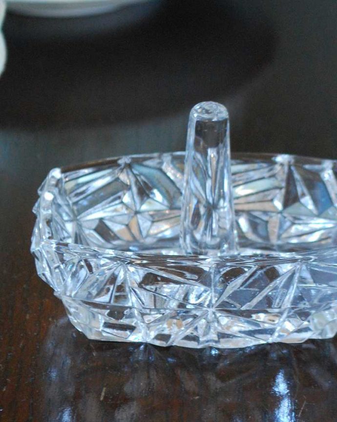 アンティーク 雑貨のガラス小物　アンティーク雑貨　特別な輝きが魅力、アンティークガラスのリングスタンド（プレスドグラス）。大切な指輪のために作られた場所真ん中に指輪を通して使われていたリングスタンド。(pg-5360)