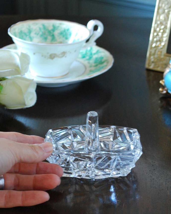 アンティーク 雑貨のガラス小物　アンティーク雑貨　特別な輝きが魅力、アンティークガラスのリングスタンド（プレスドグラス）。お気に入りのアクセサリーと一緒に真ん中に指輪を挿して周りにはピアスやネックレスを。(pg-5360)